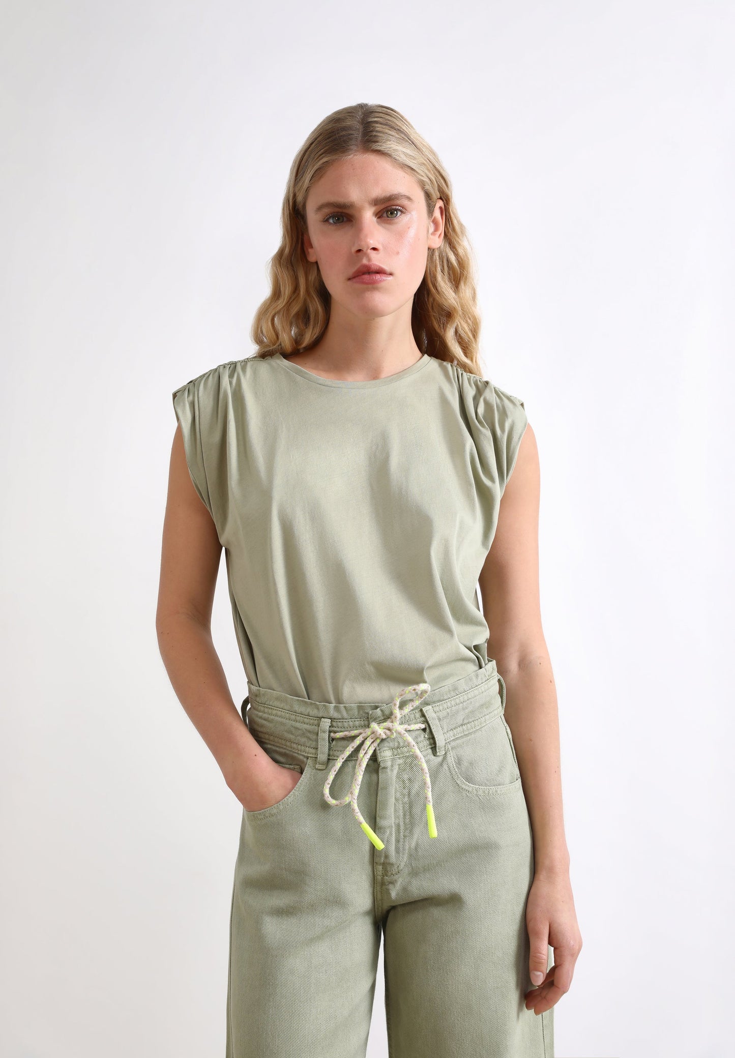 POLERA DETALLE HOMBROS