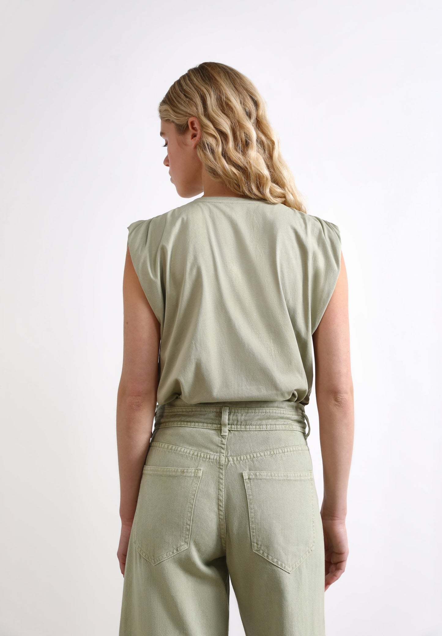 POLERA DETALLE HOMBROS