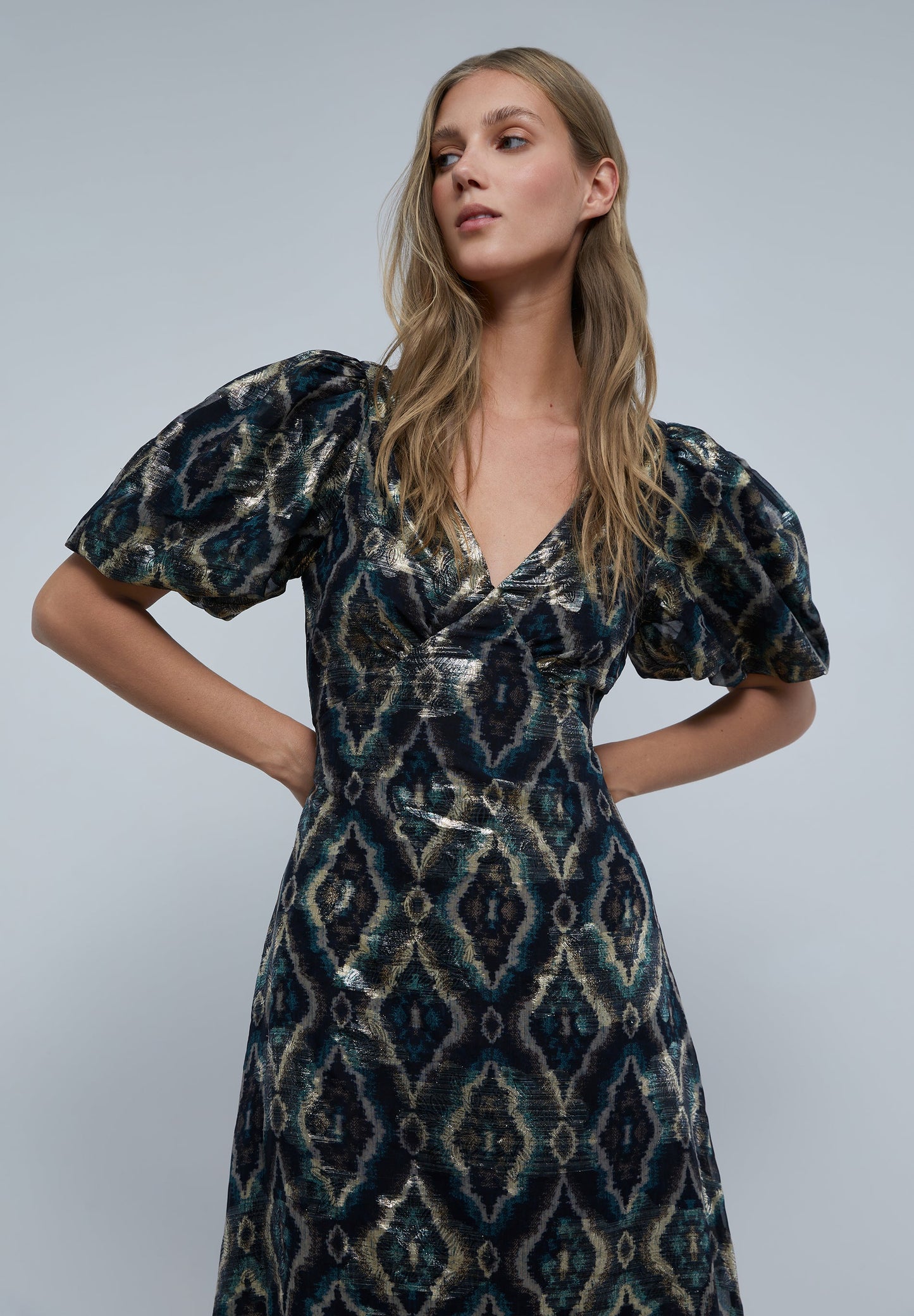 VESTIDO MIDI MANGA ABULLONADA