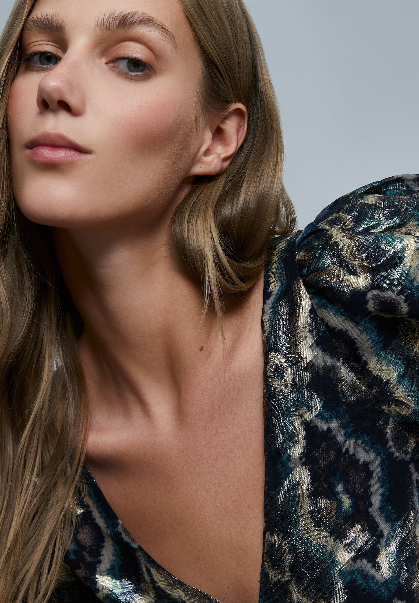 VESTIDO MIDI MANGA ABULLONADA