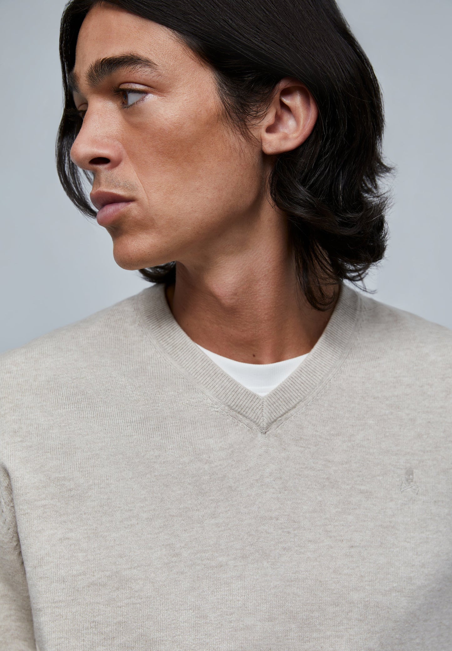 SWEATER CUELLO EN V CALAVERA