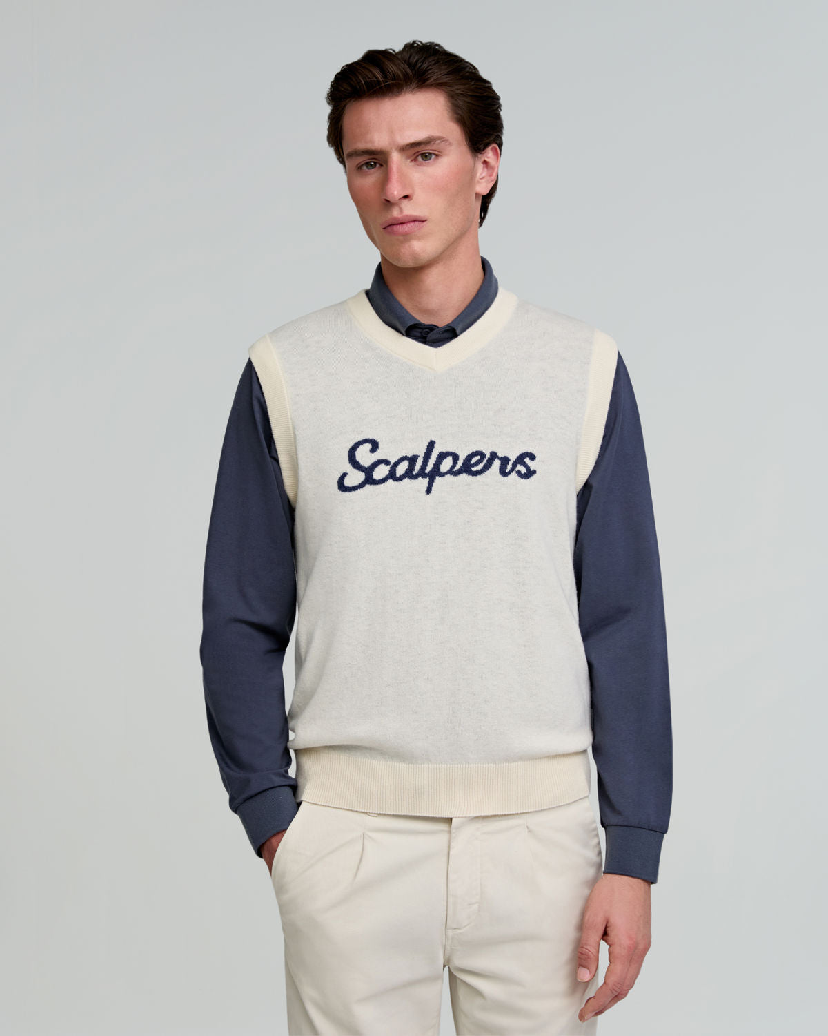 SWEATER SIN MANGAS ADN
