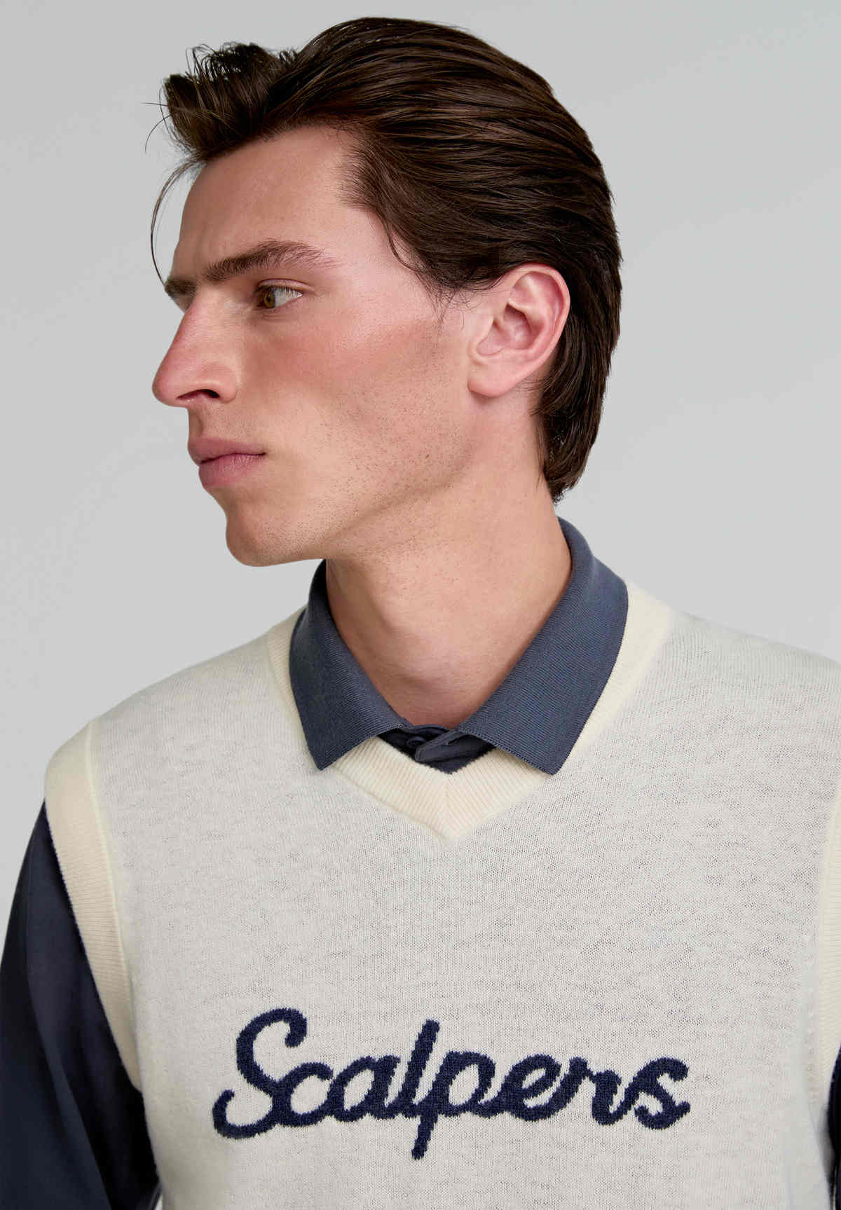 SWEATER SIN MANGAS ADN