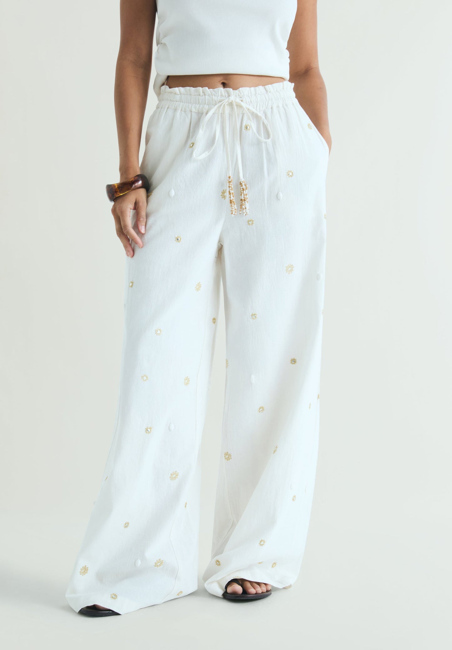 PANTALÓN DETALLES METÁLICOS