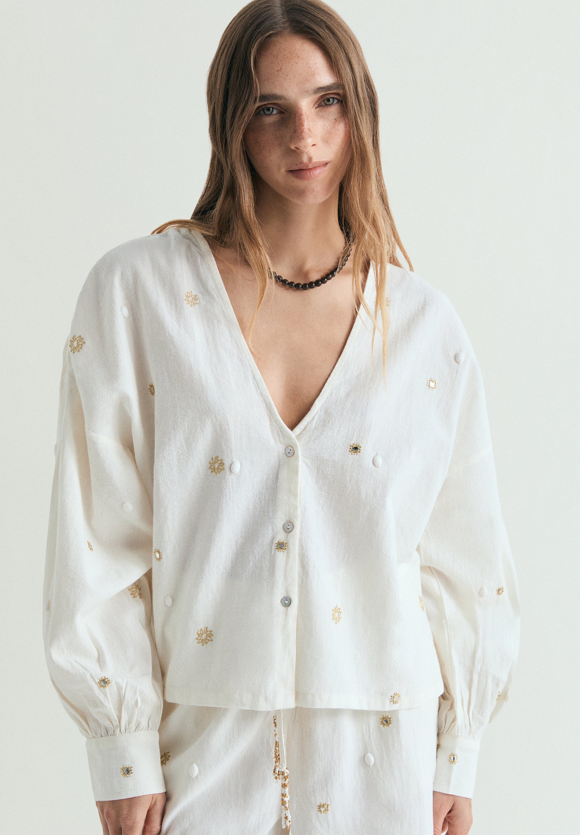 CAMISA DETALLES METÁLICOS