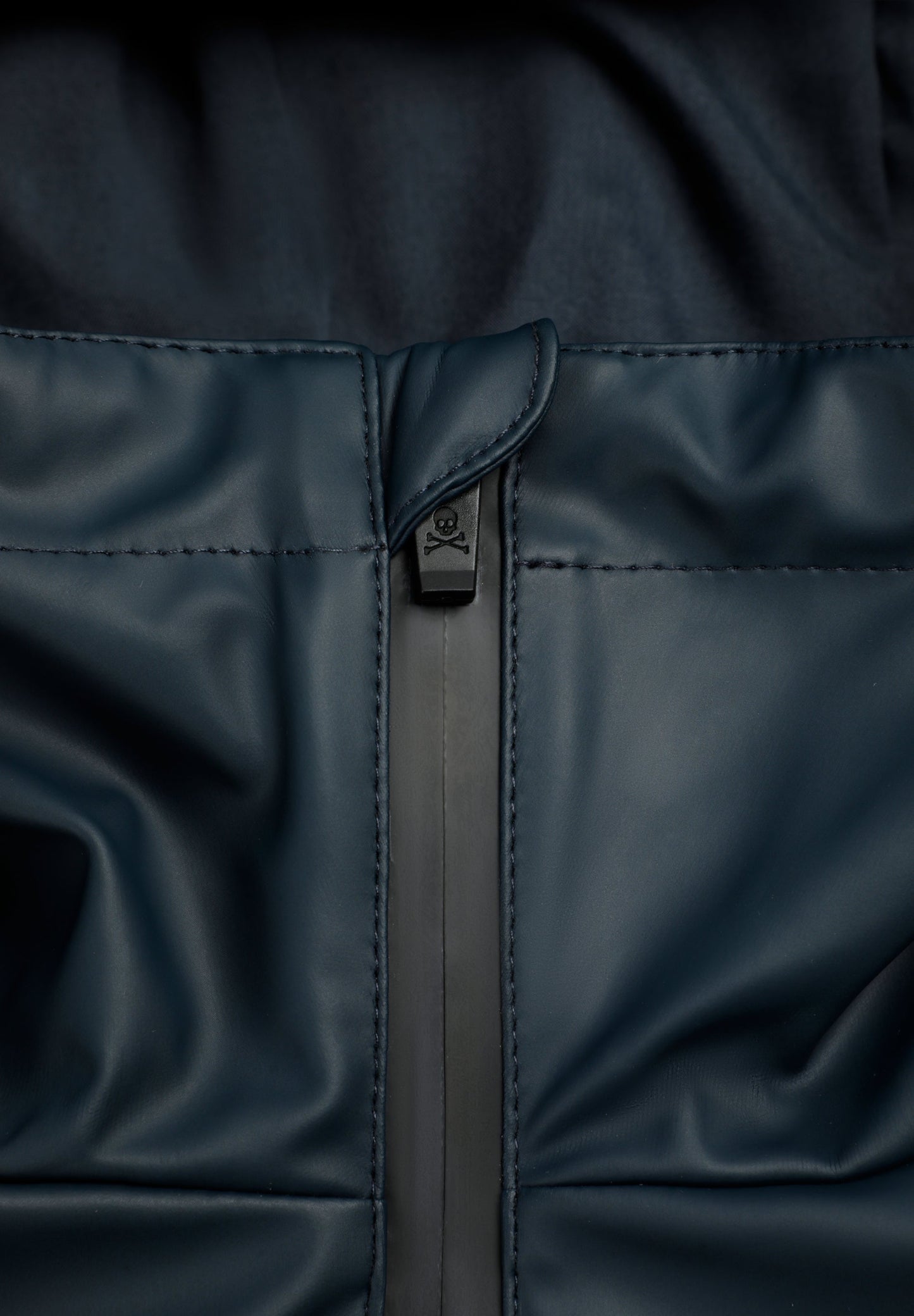 PARKA IMPERMEABLE CON CAPUCHA