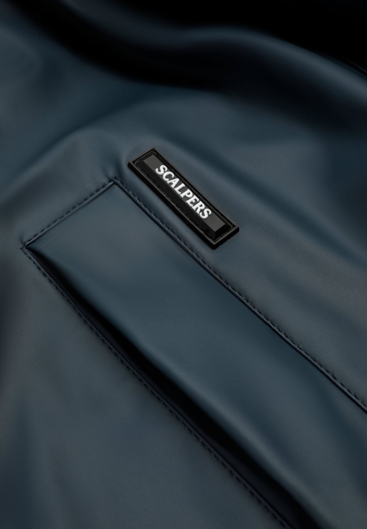 PARKA IMPERMEABLE CON CAPUCHA