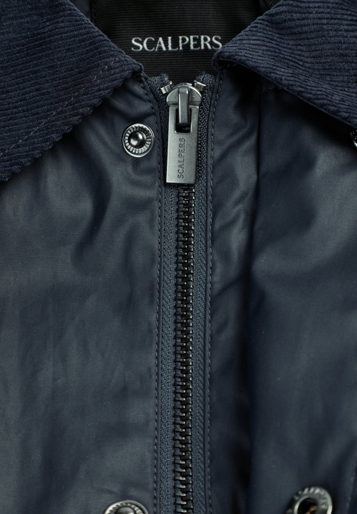 CHAQUETA ENCERADA CON SNAPS