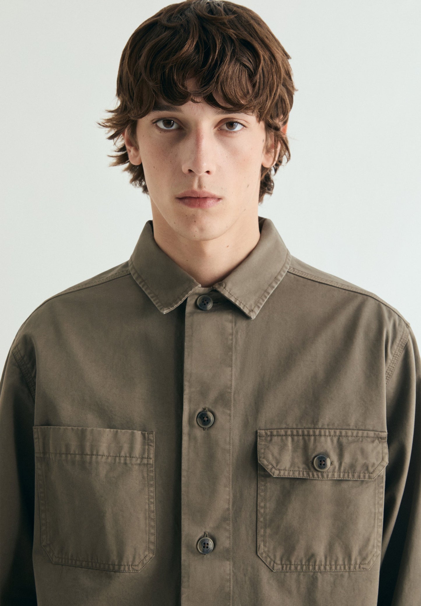 SOBRECAMISA BOLSILLOS ABOTONADA