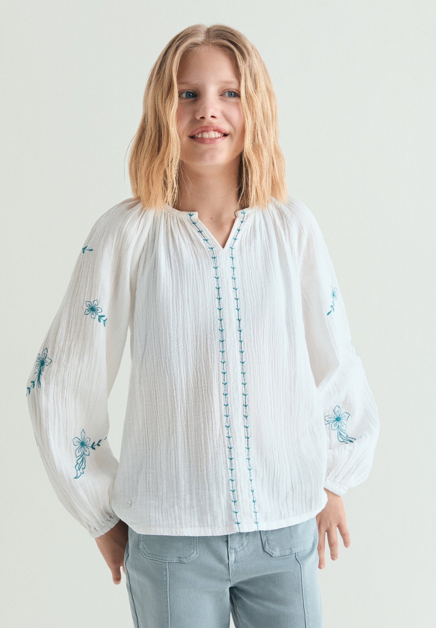 BLUSA DETALLES BORDADOS