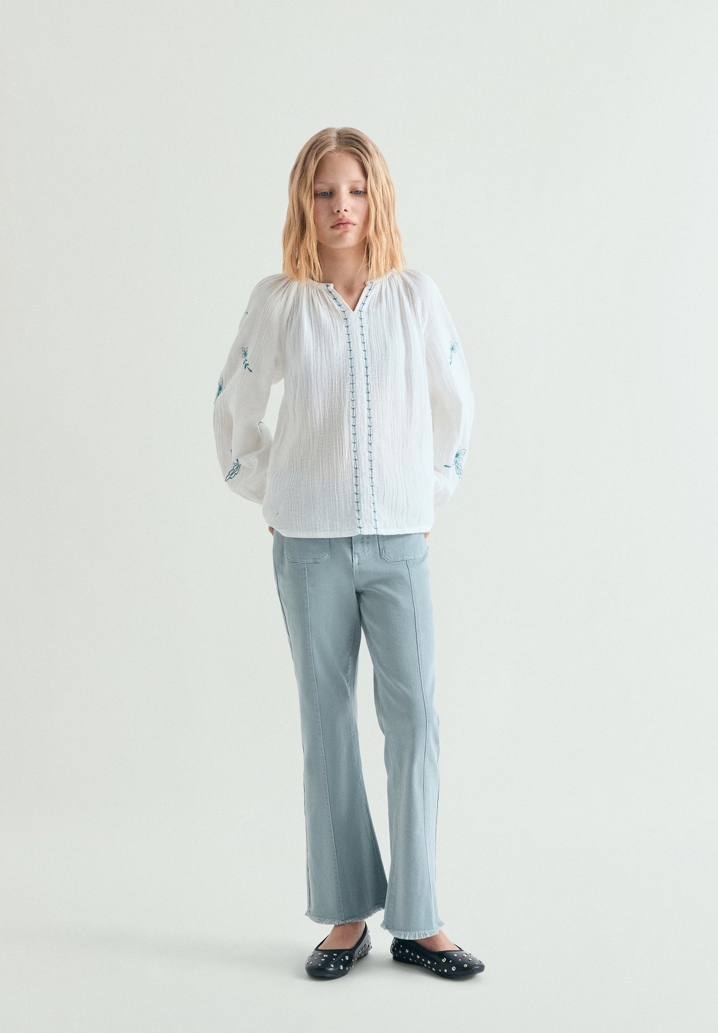 BLUSA DETALLES BORDADOS