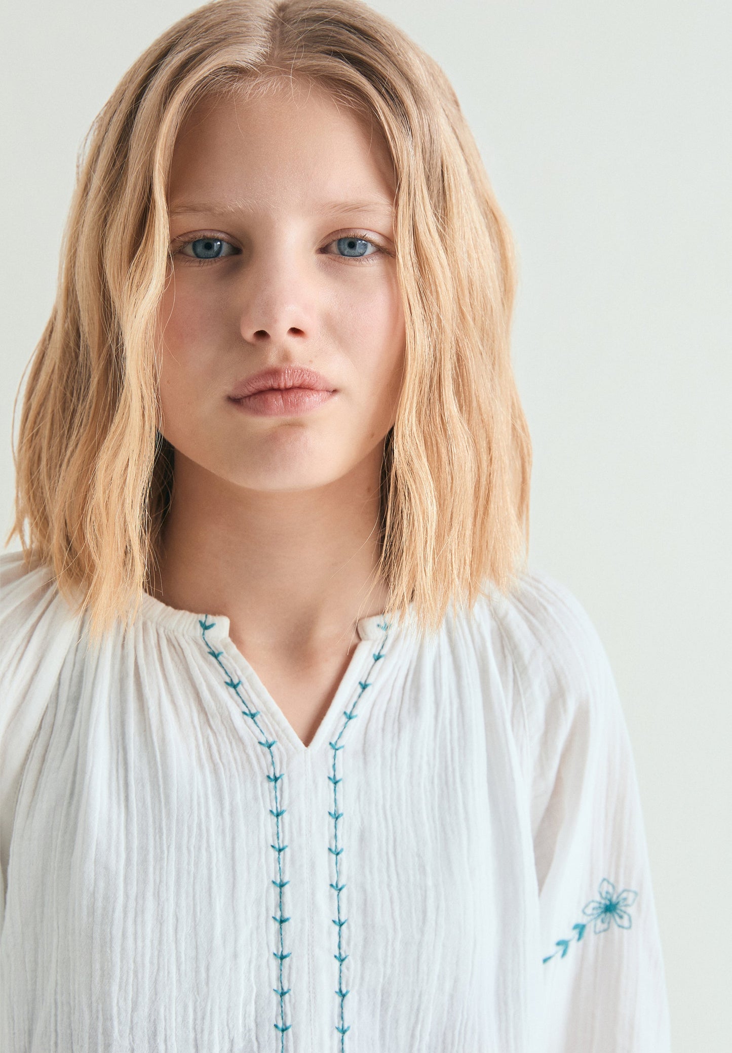 BLUSA DETALLES BORDADOS