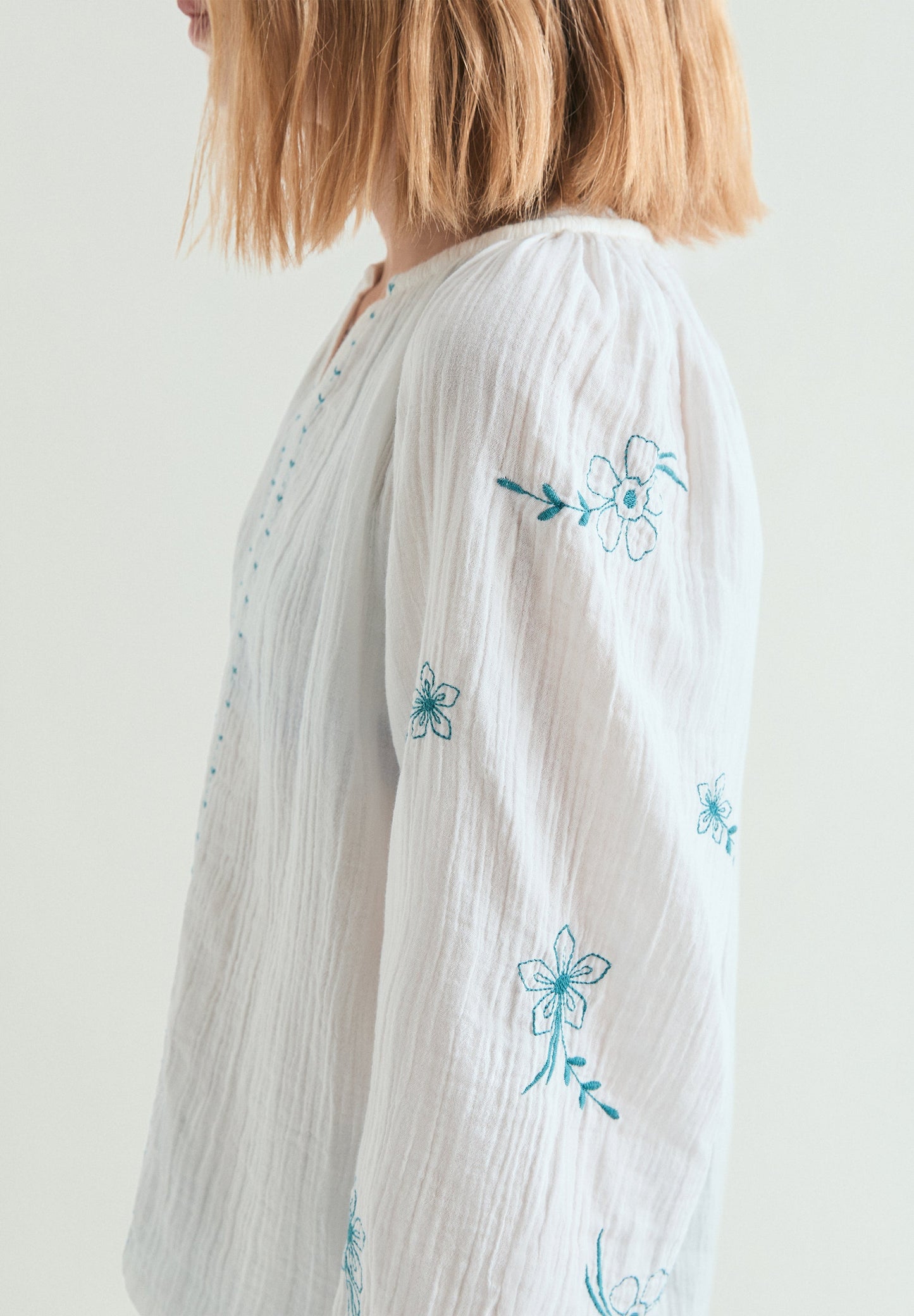 BLUSA DETALLES BORDADOS