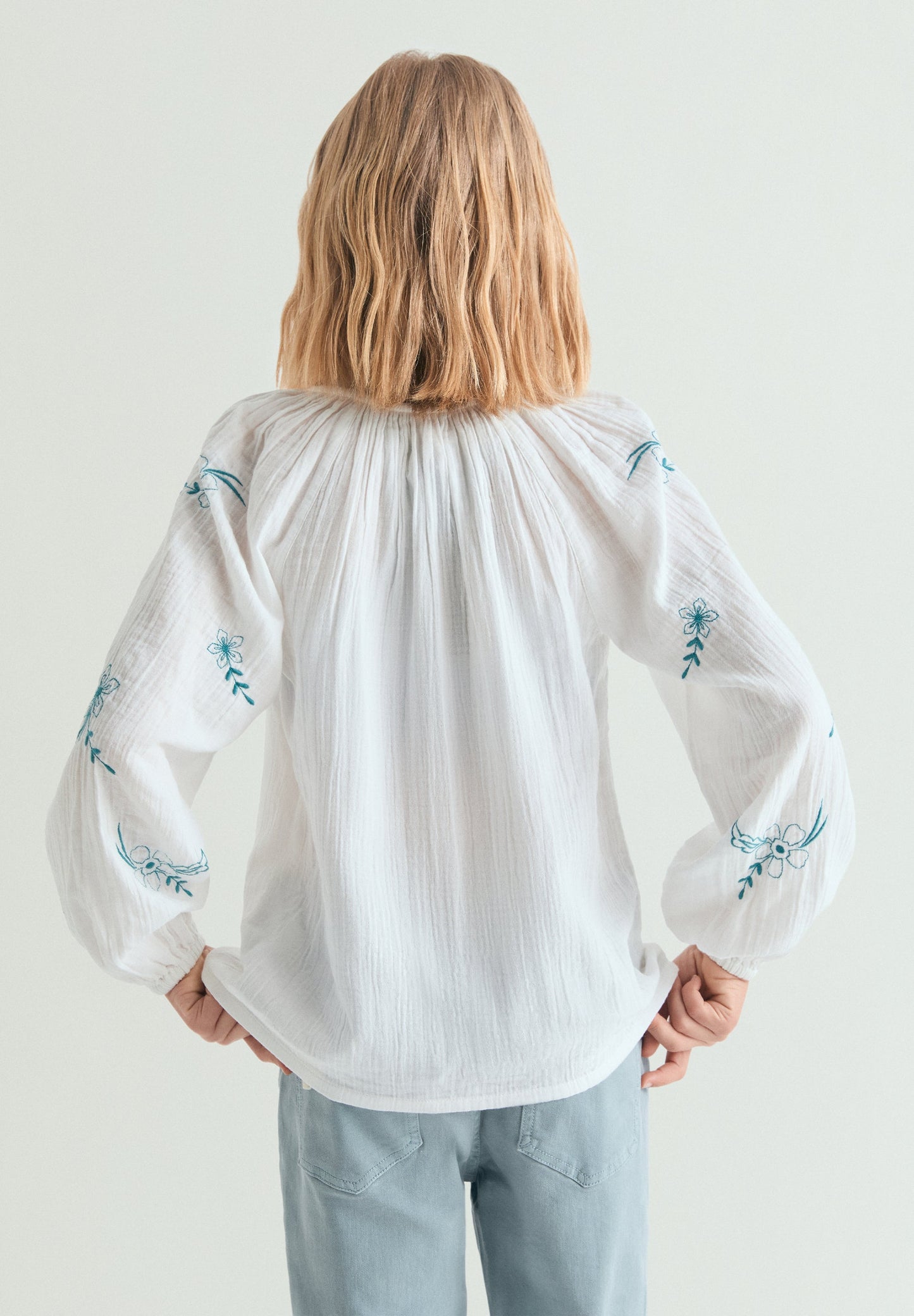 BLUSA DETALLES BORDADOS
