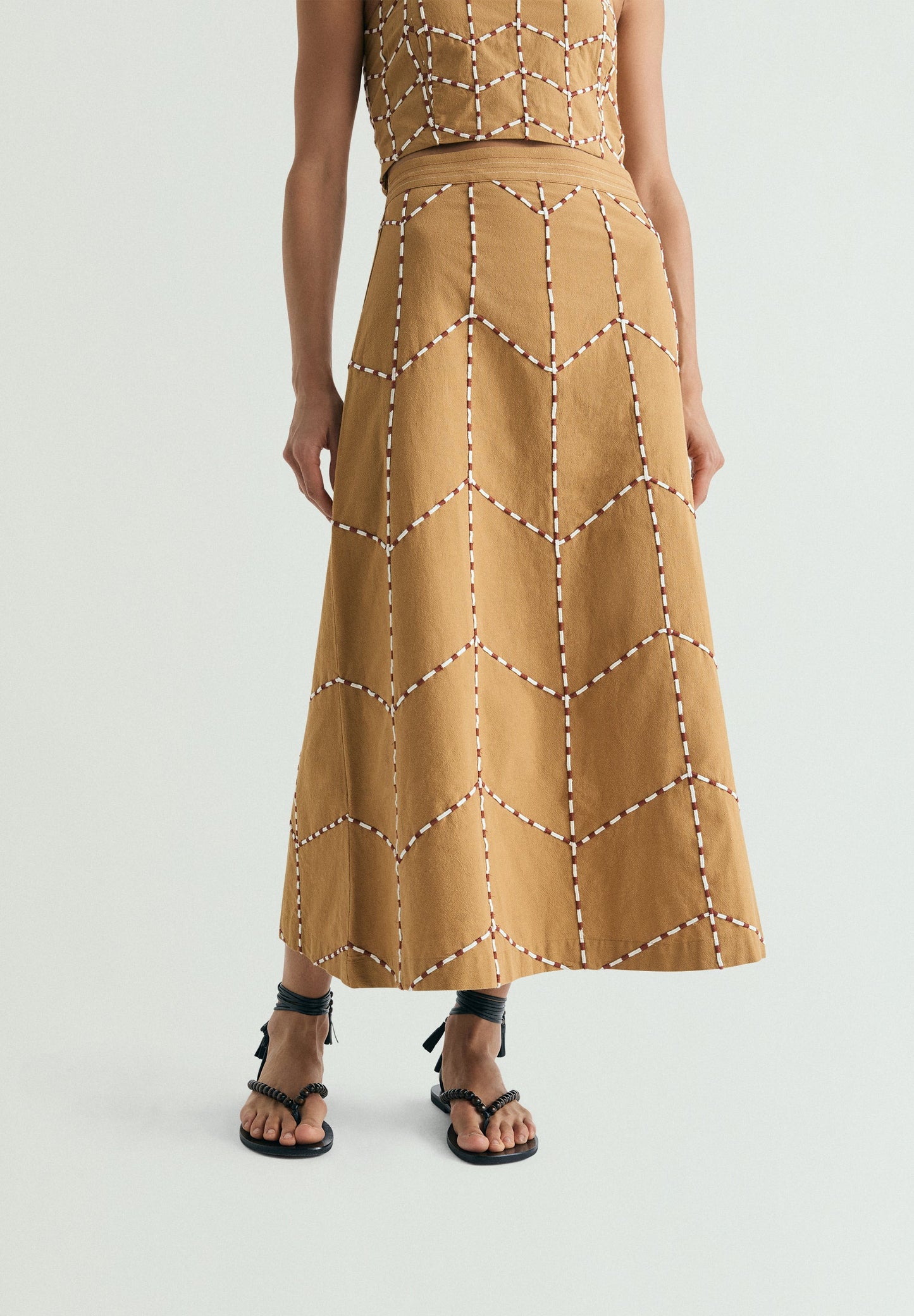 FALDA MIDI BORDADOS GEOMÉTRICOS