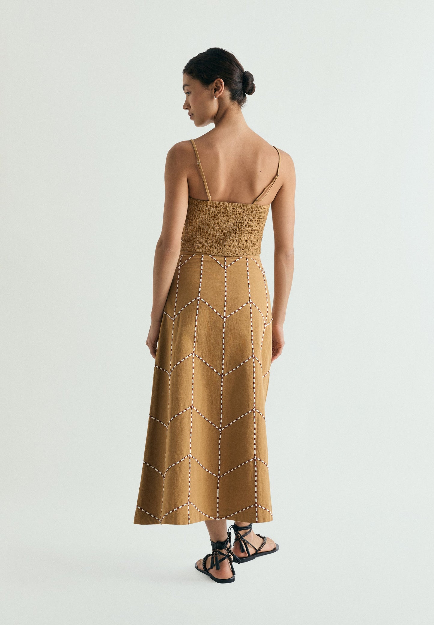 FALDA MIDI BORDADOS GEOMÉTRICOS