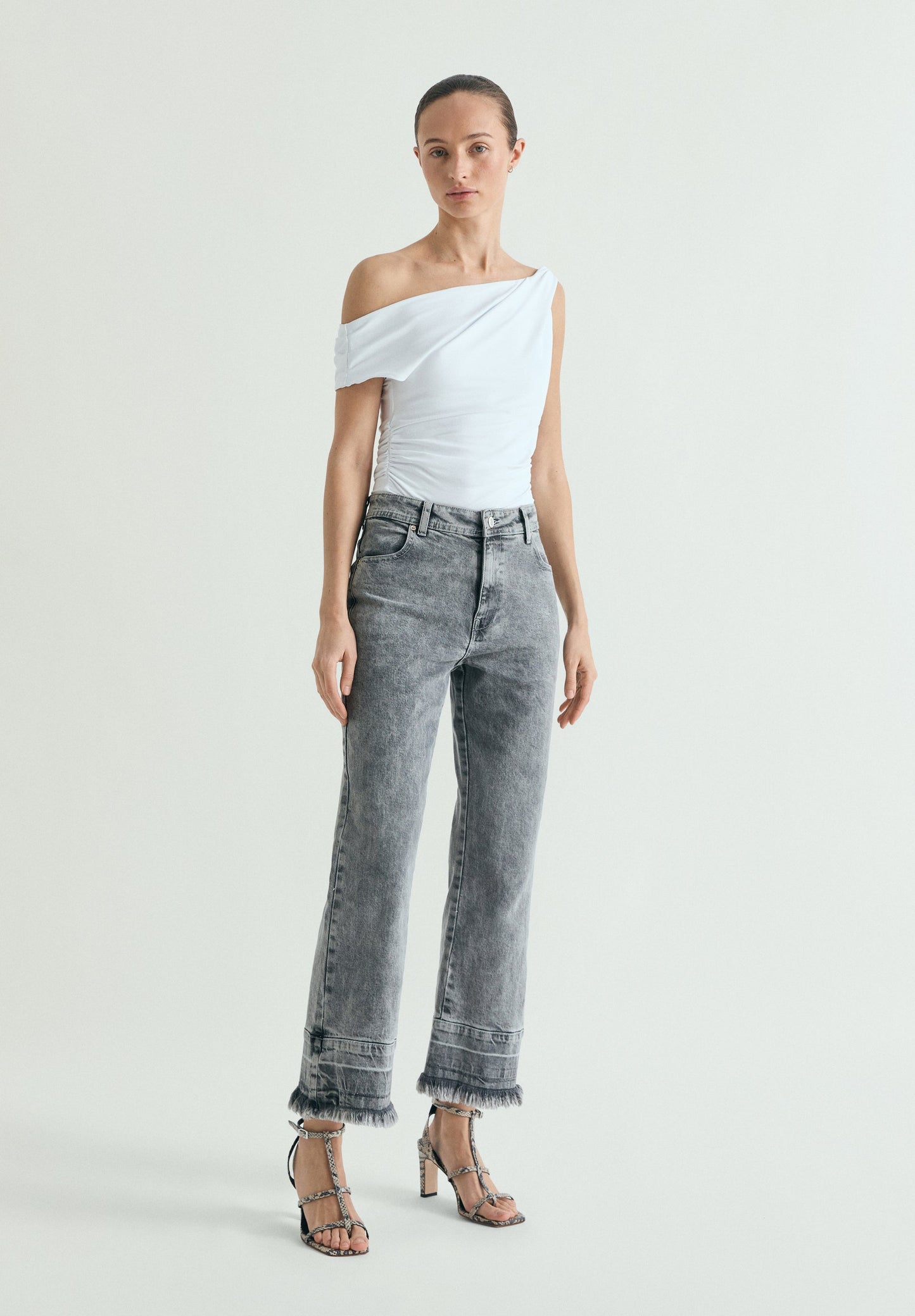 JEANS EFECTO LAVADO DESFLECADOS