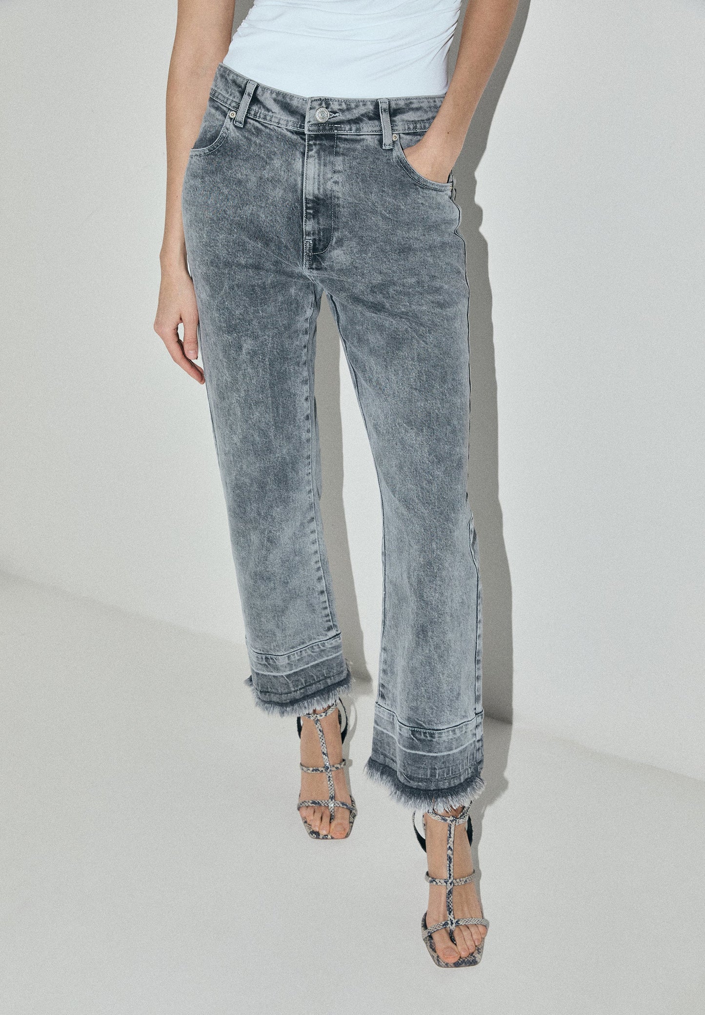 JEANS EFECTO LAVADO DESFLECADOS