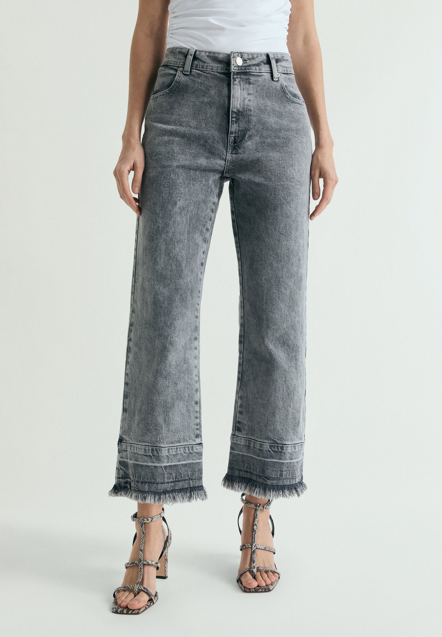 JEANS EFECTO LAVADO DESFLECADOS