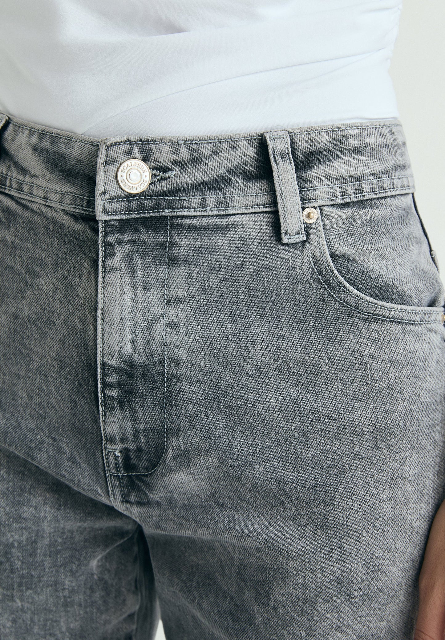 JEANS EFECTO LAVADO DESFLECADOS