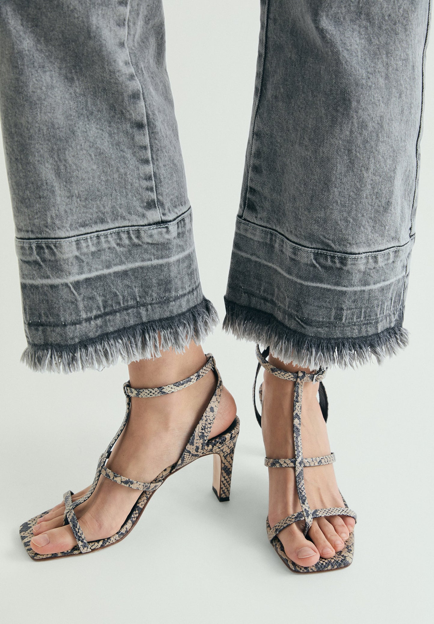 JEANS EFECTO LAVADO DESFLECADOS