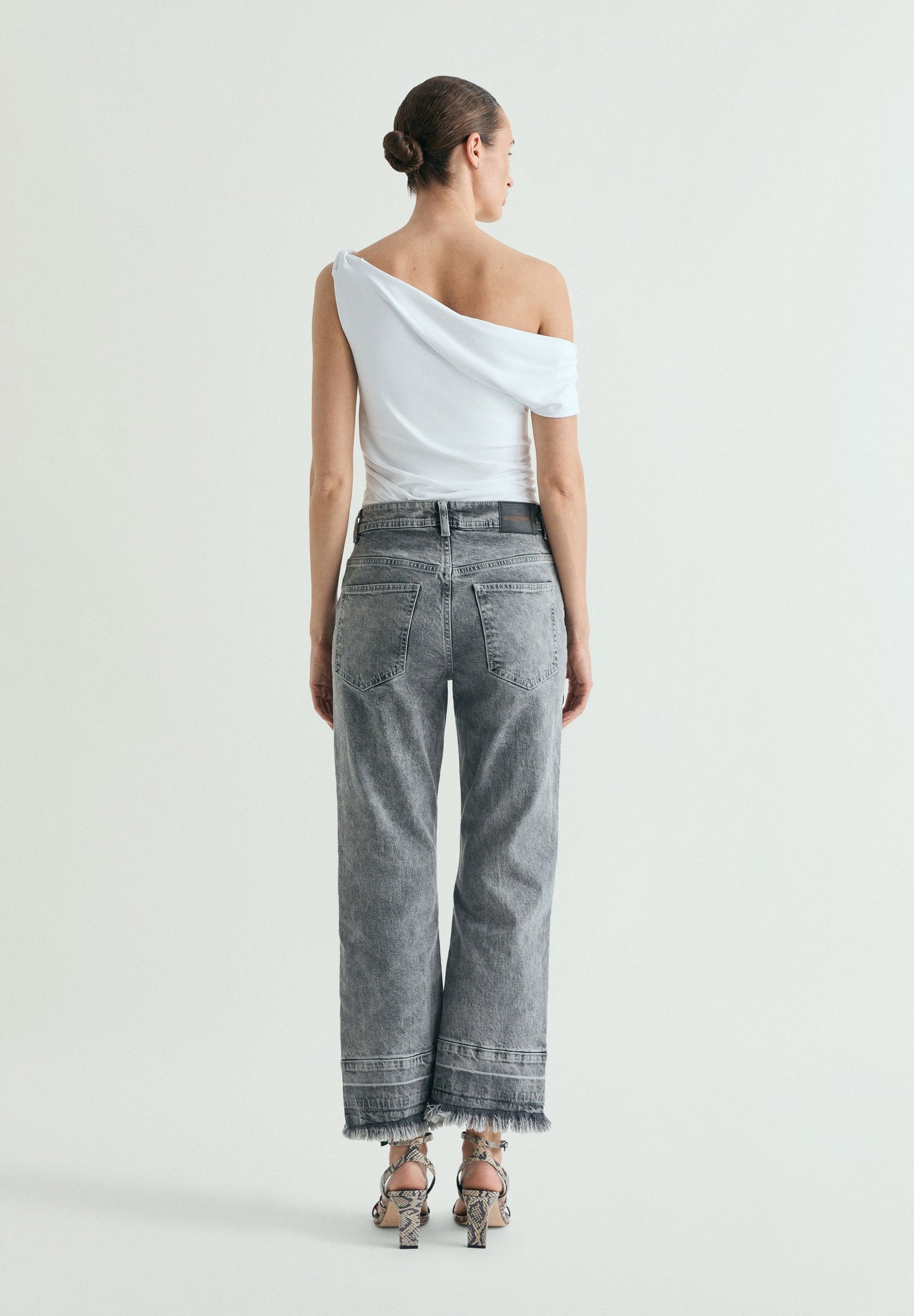 JEANS EFECTO LAVADO DESFLECADOS