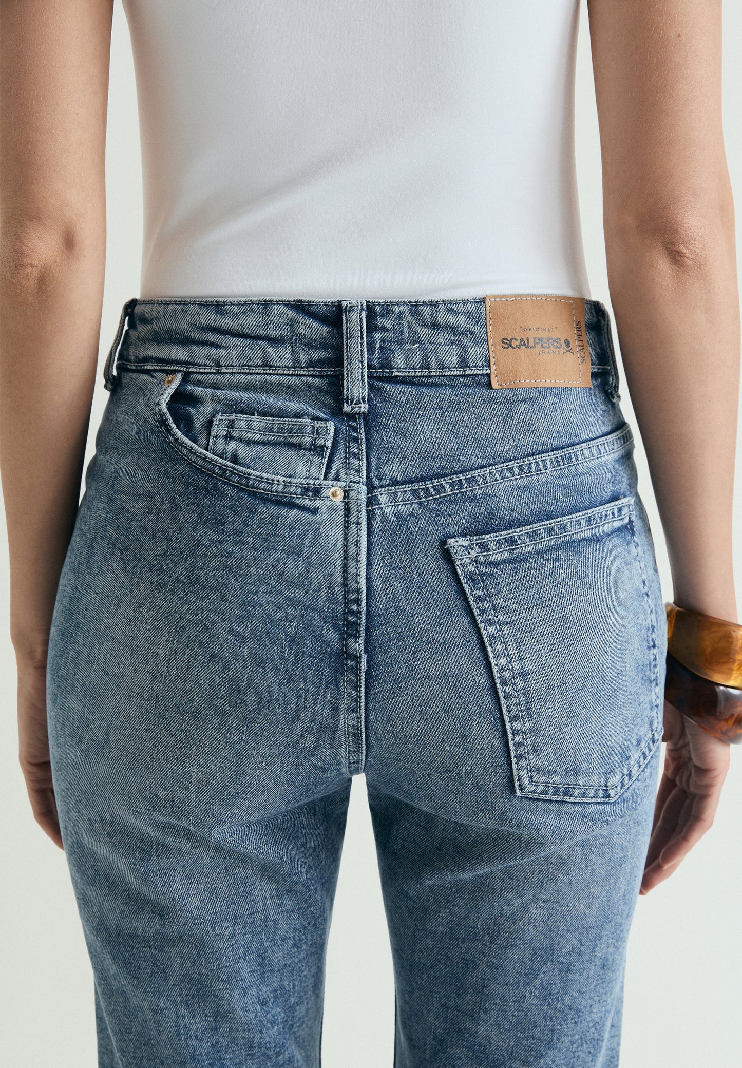 JEANS BOLSILLO ASIMÉTRICO