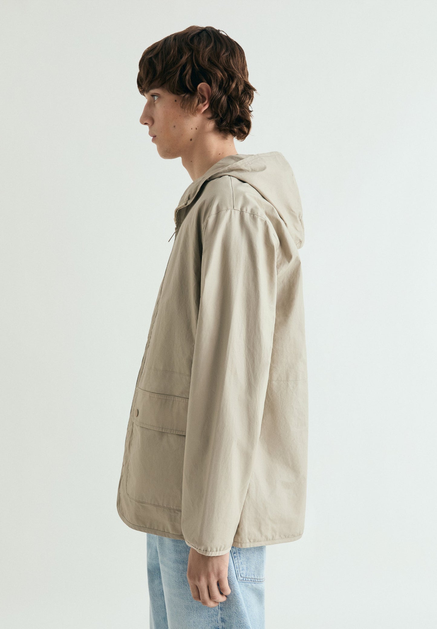 CHAQUETA CON CAPUCHA MESH