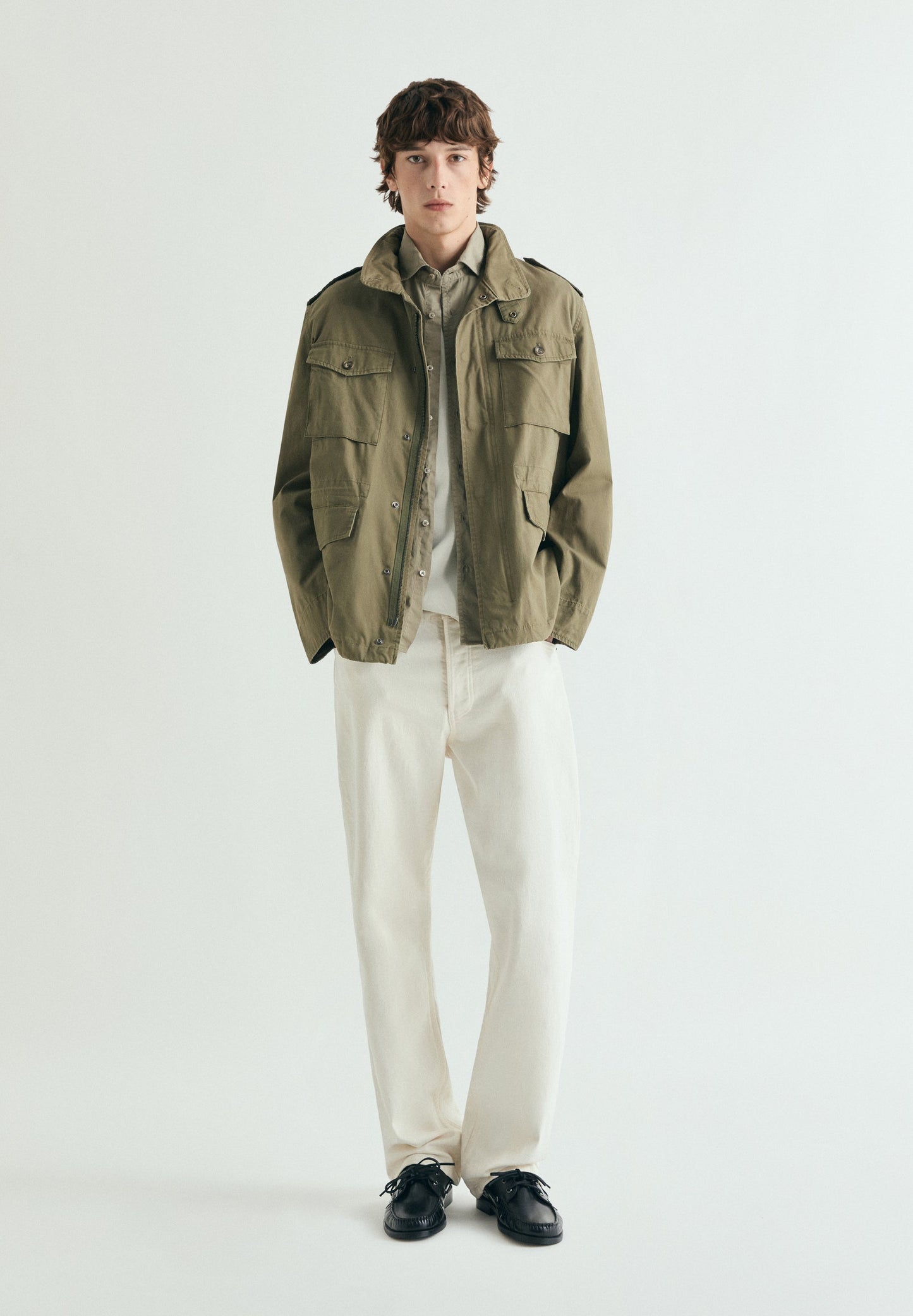 CHAQUETA MILITAR CON CAPUCHA OCULTA