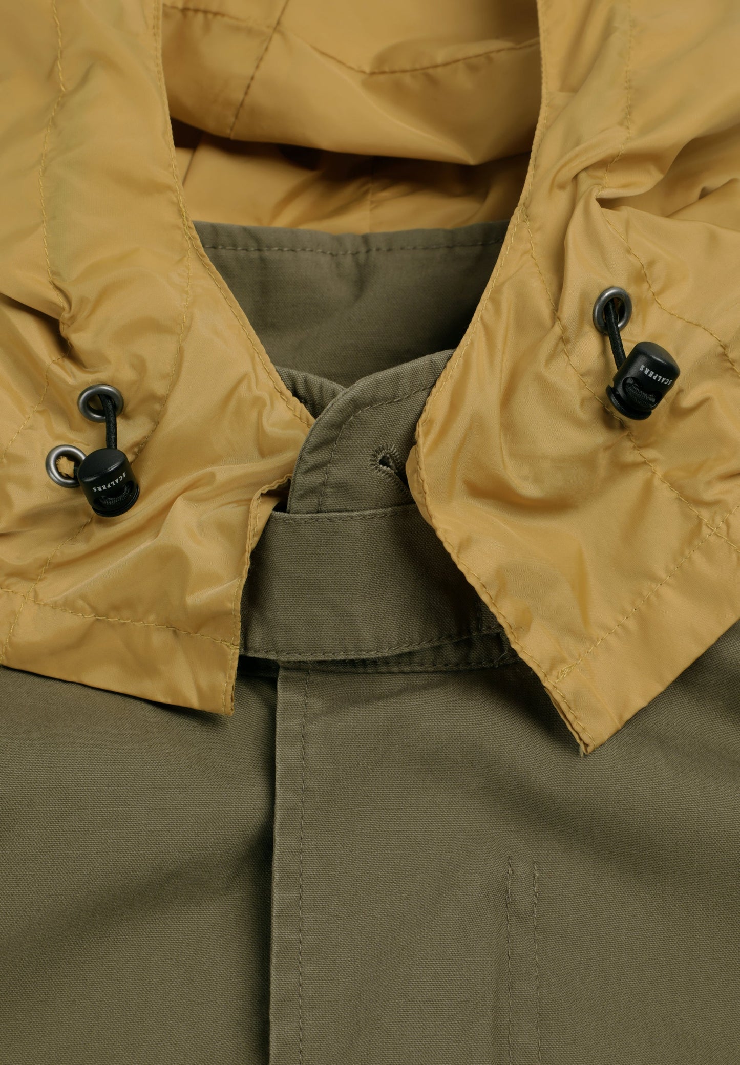 CHAQUETA MILITAR CON CAPUCHA OCULTA