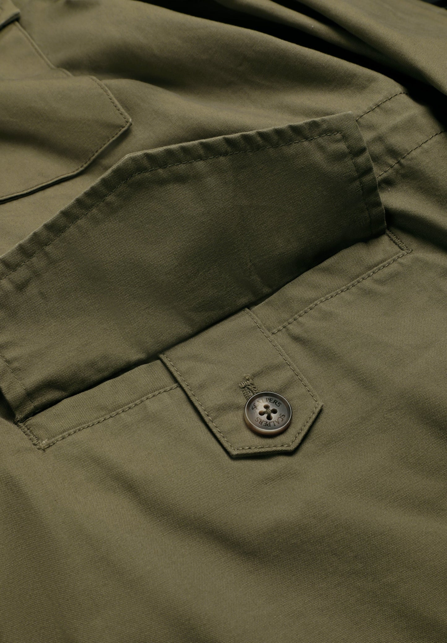 CHAQUETA MILITAR CON CAPUCHA OCULTA