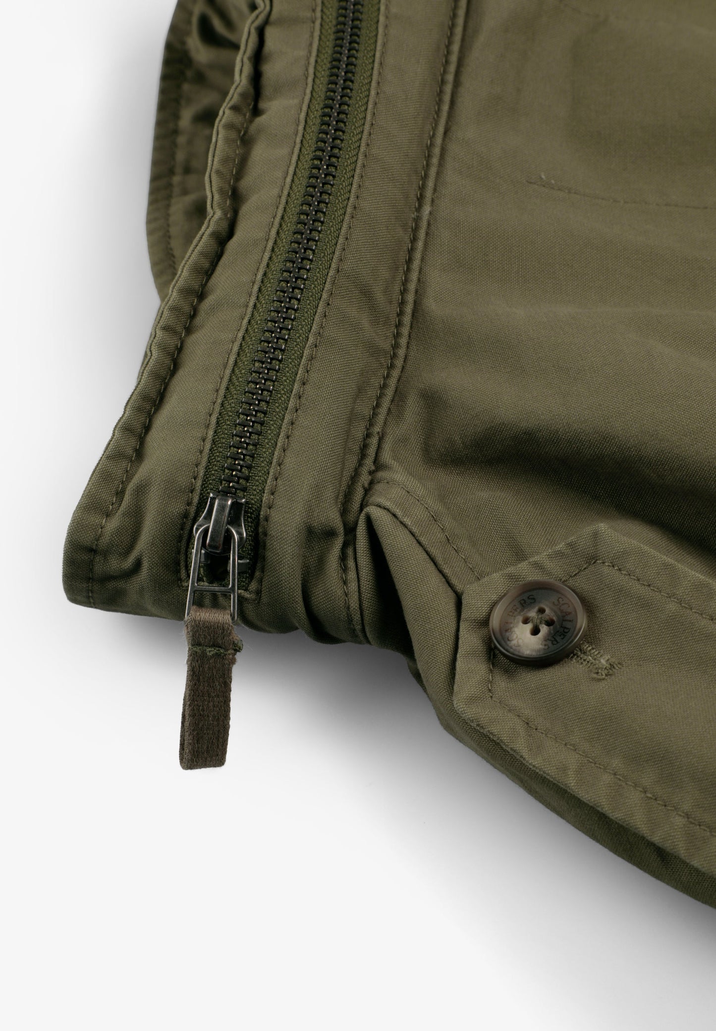 CHAQUETA MILITAR CON CAPUCHA OCULTA