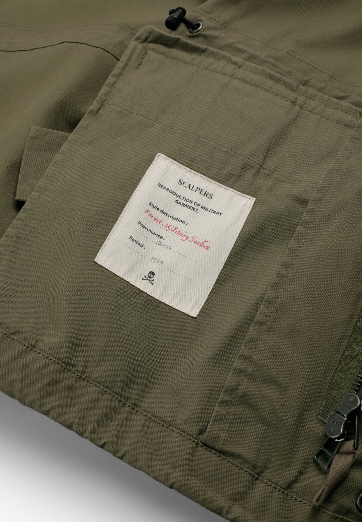 CHAQUETA MILITAR CON CAPUCHA OCULTA