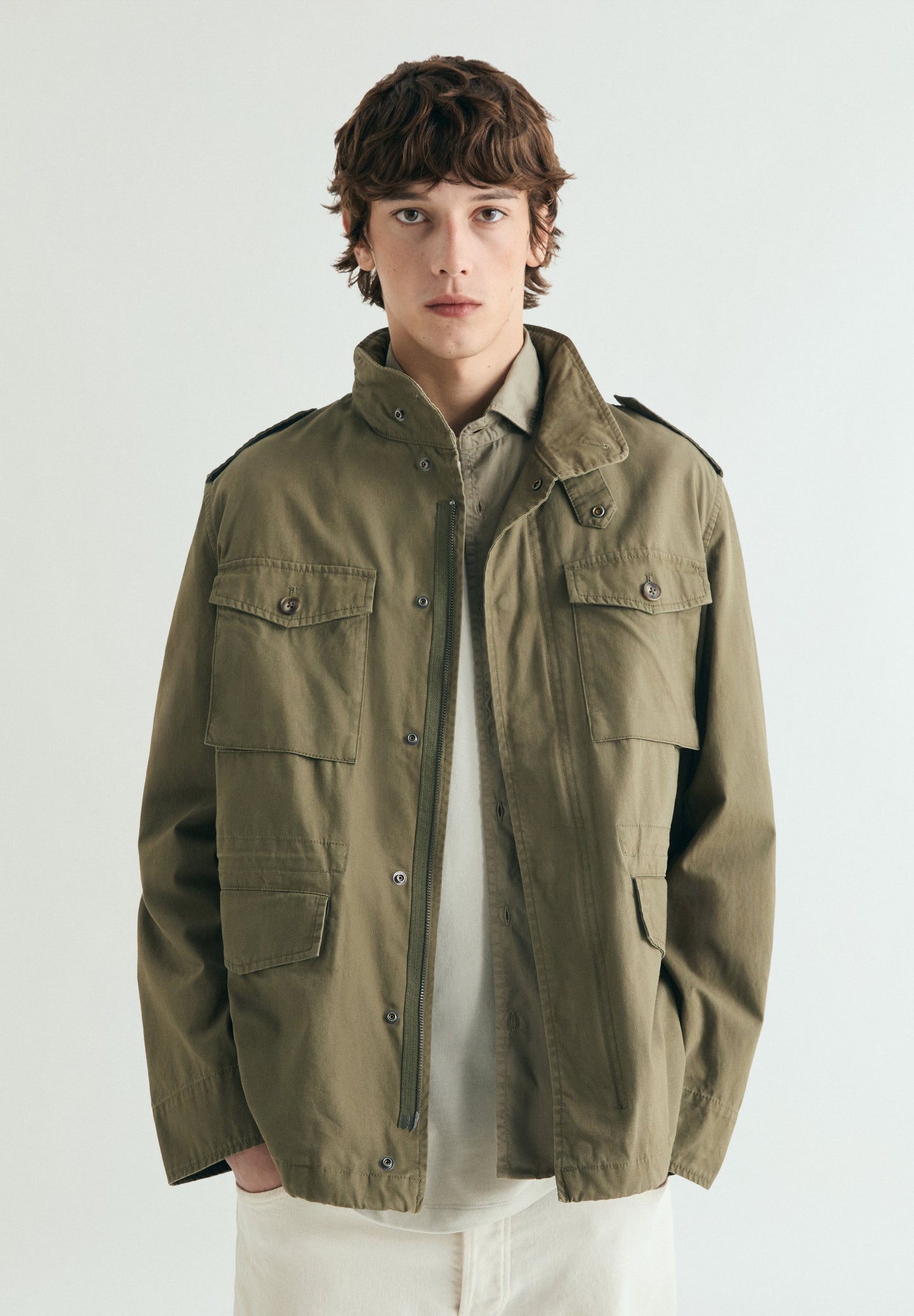 CHAQUETA MILITAR CON CAPUCHA OCULTA