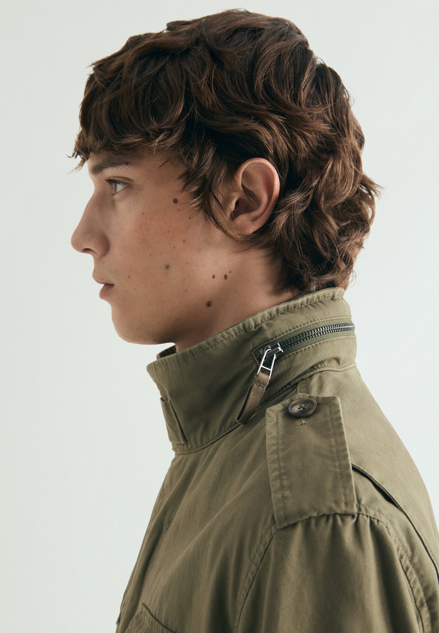 CHAQUETA MILITAR CON CAPUCHA OCULTA