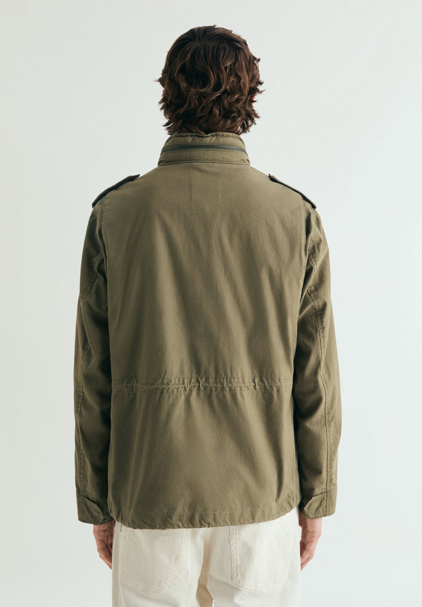 CHAQUETA MILITAR CON CAPUCHA OCULTA