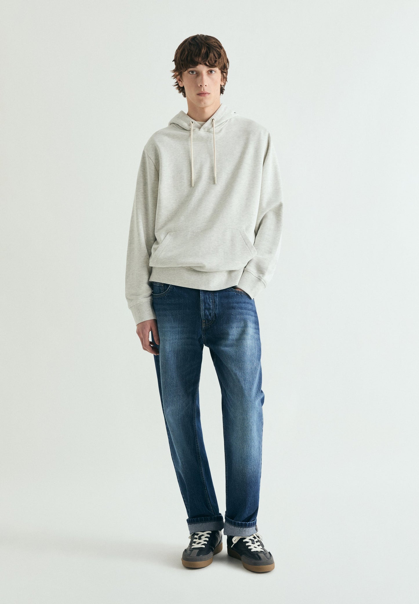SUDADERA BORDADA CON CAPUCHA