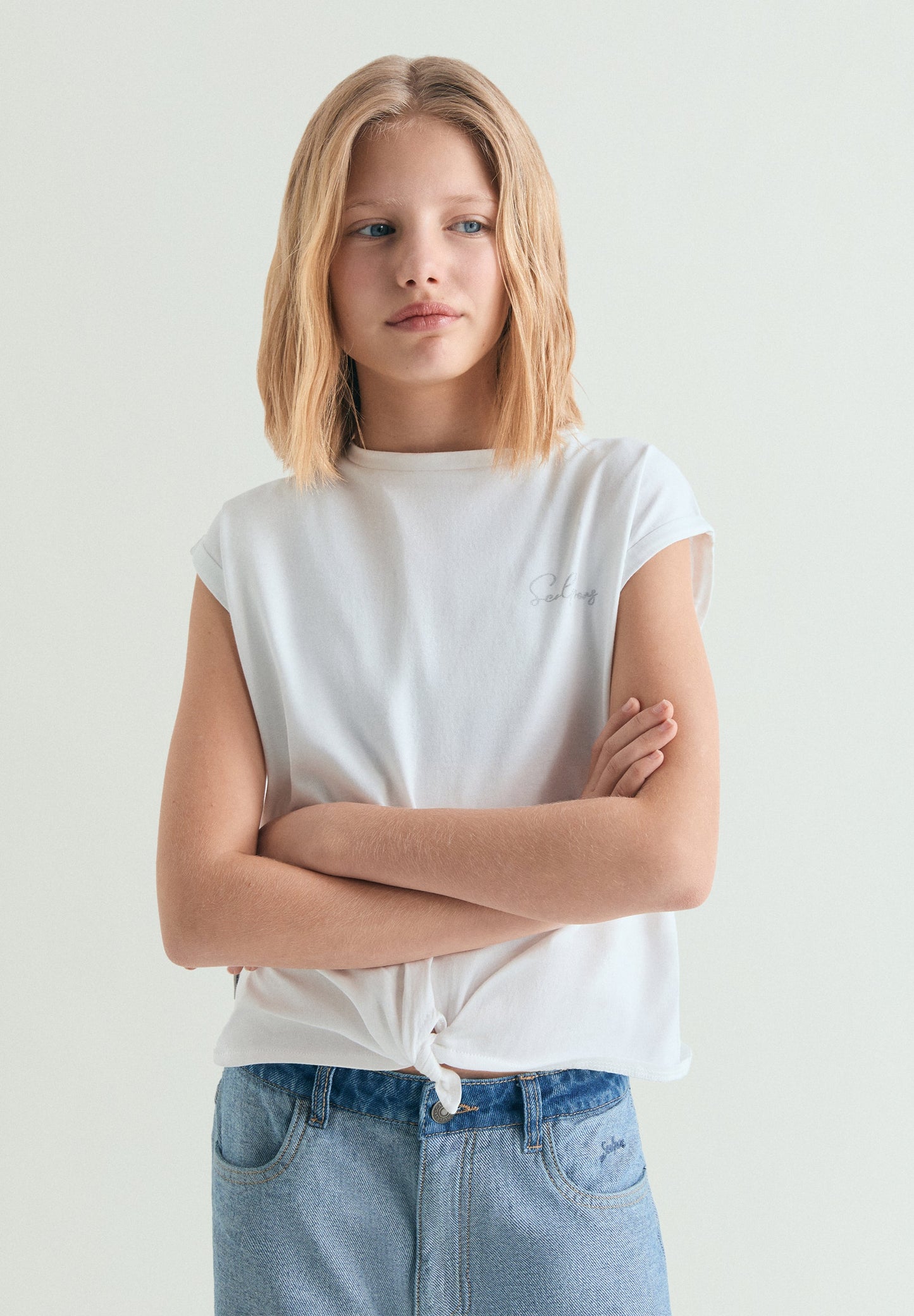 CAMISETA CON NUDO Y CALAVERA