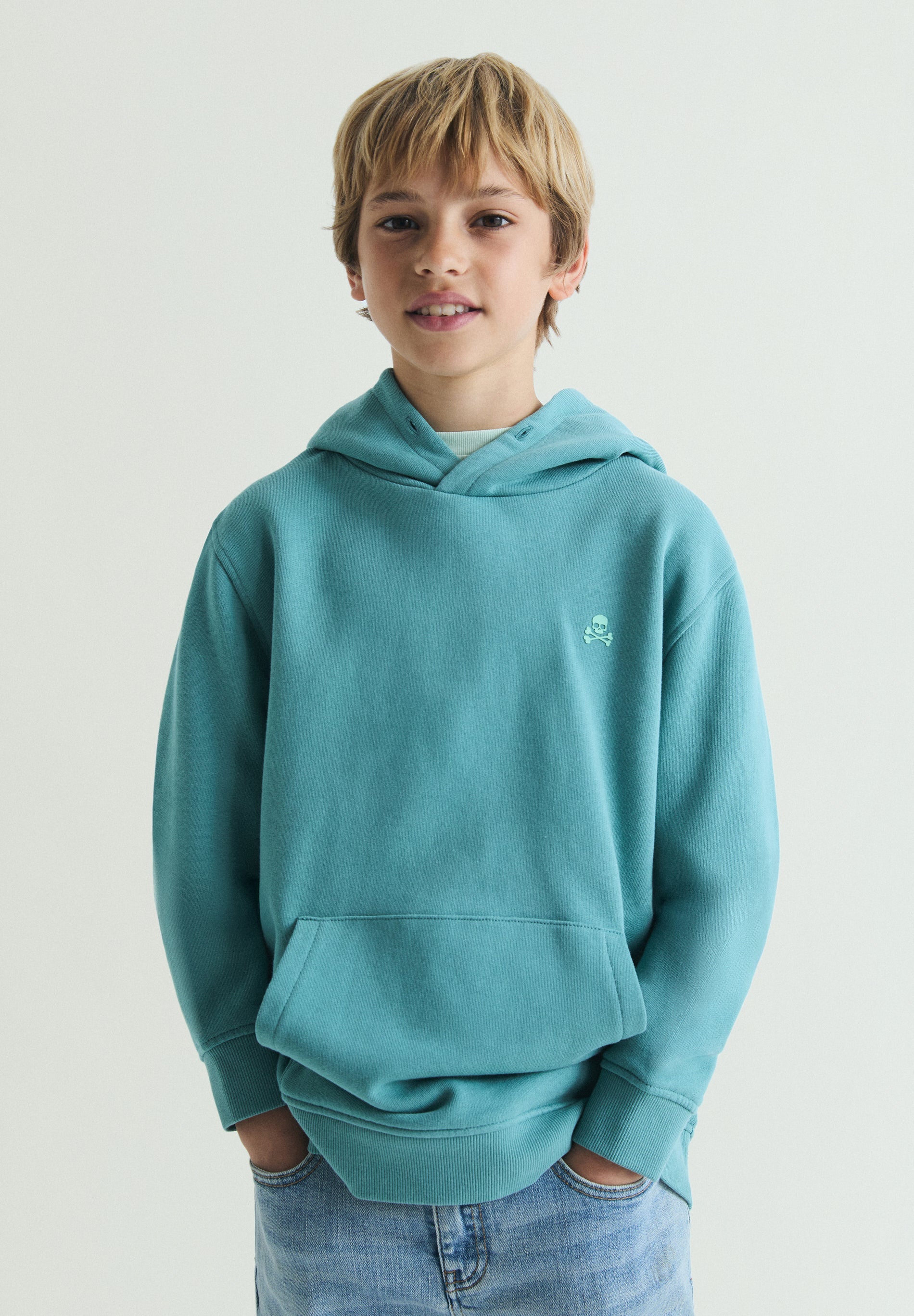 SUDADERA BÁSICA CON CAPUCHA