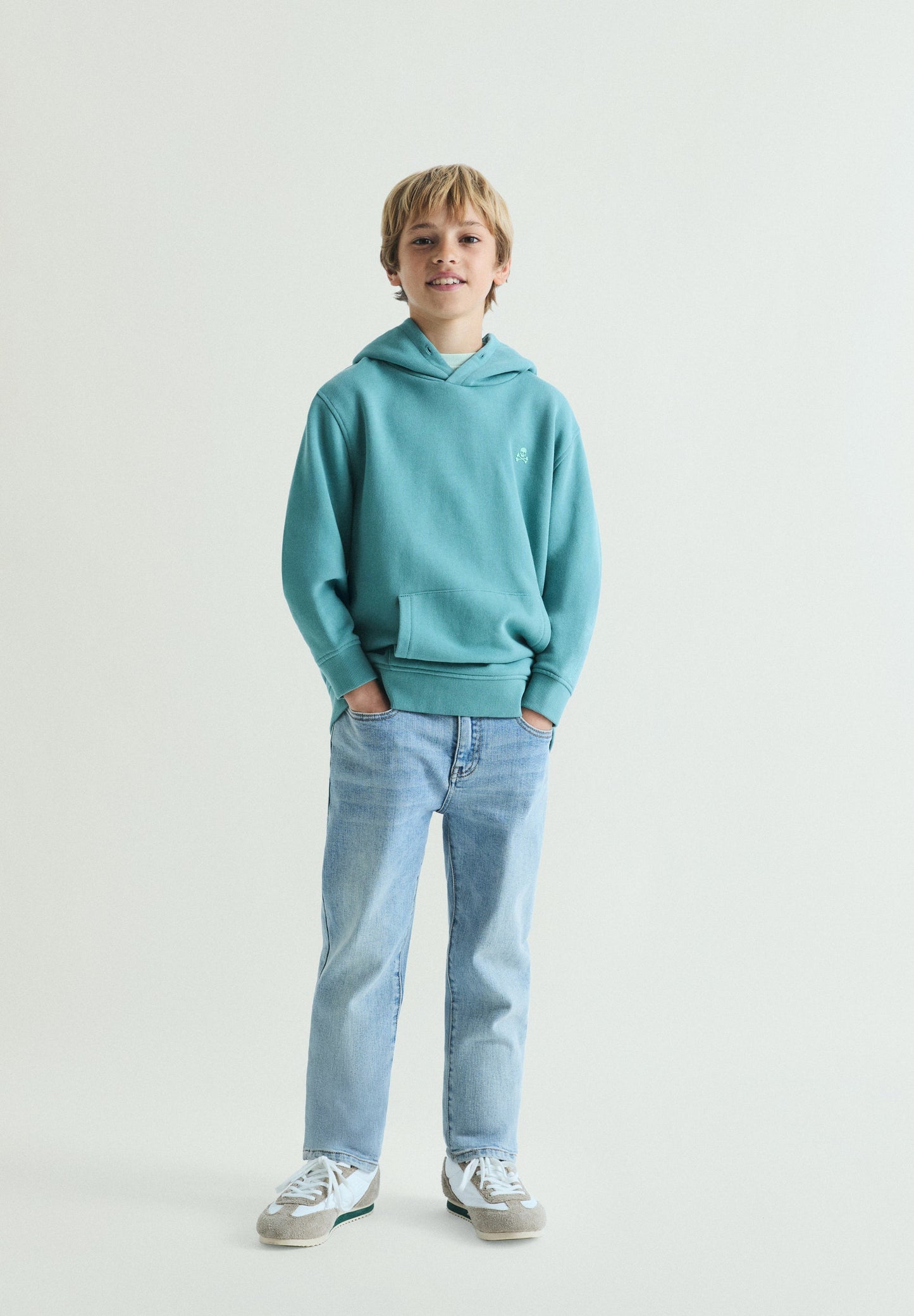 SUDADERA BÁSICA CON CAPUCHA