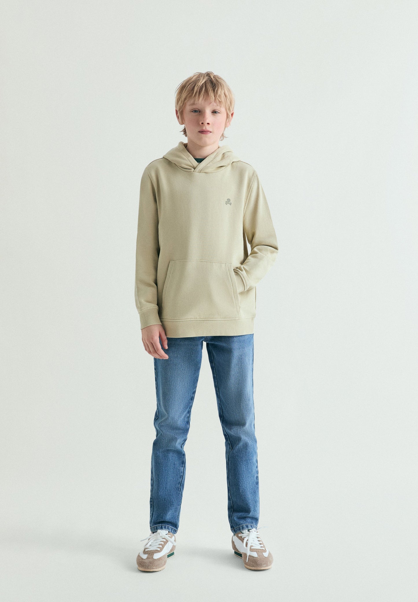 SUDADERA BÁSICA CON CAPUCHA
