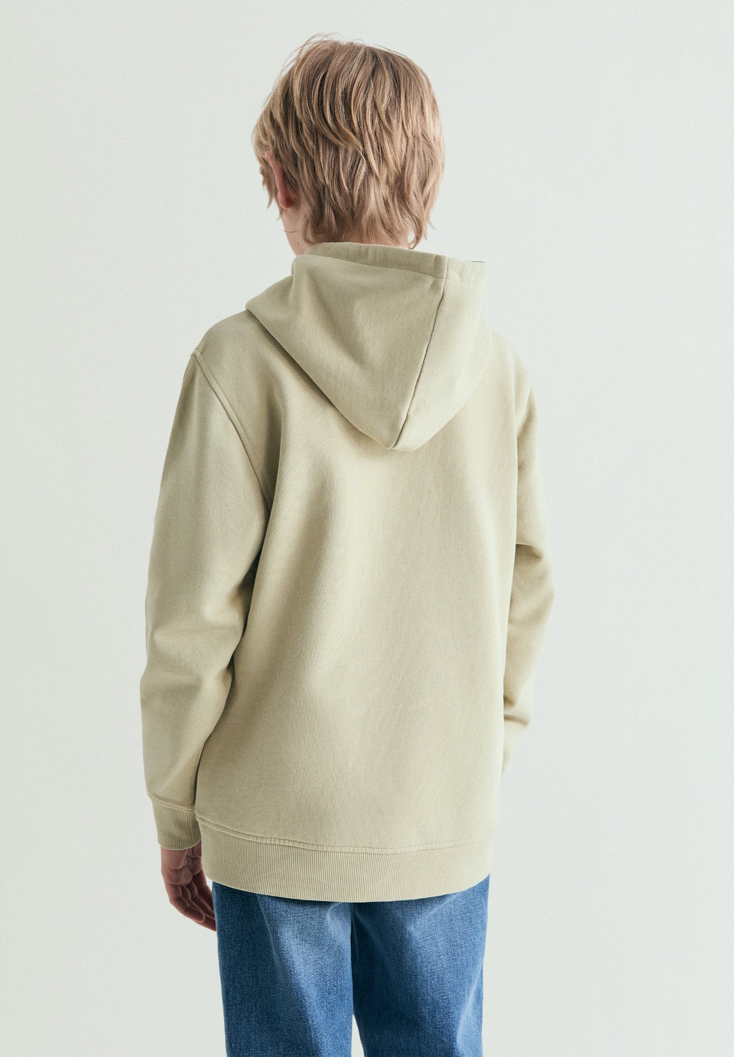 SUDADERA BÁSICA CON CAPUCHA