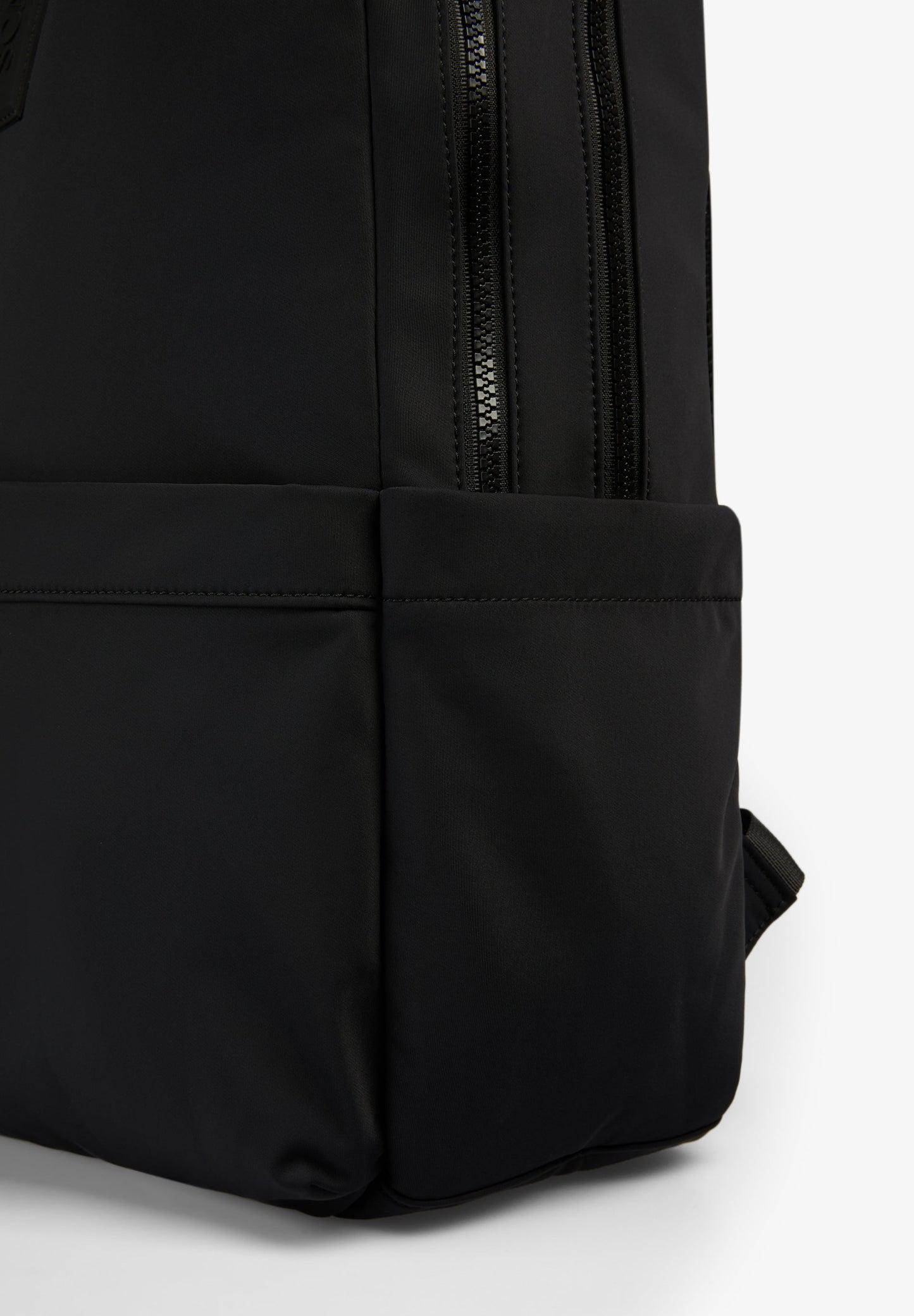 MOCHILA TÉCNICA CON BOLSILLOS