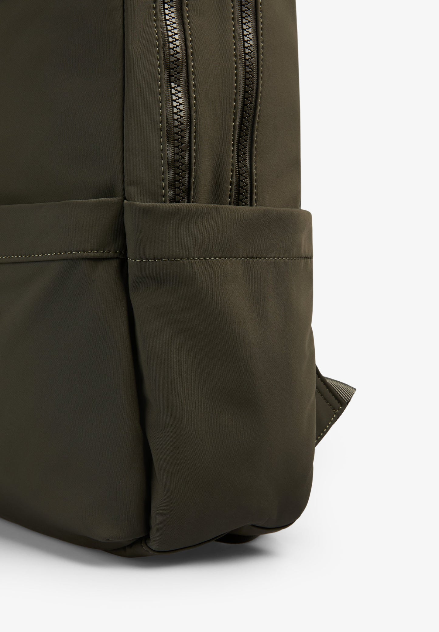 MOCHILA TÉCNICA CON BOLSILLOS