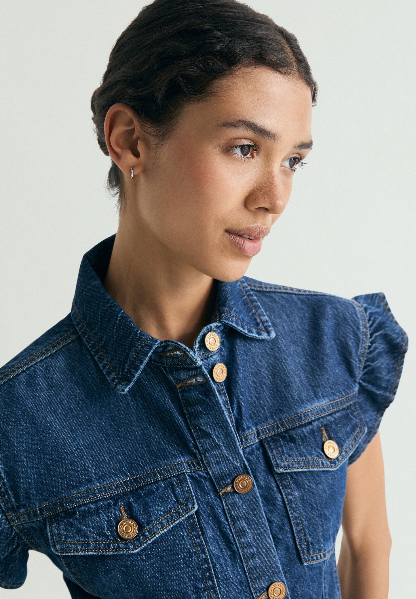CAMISA DENIM CON MANGA VOLANTE