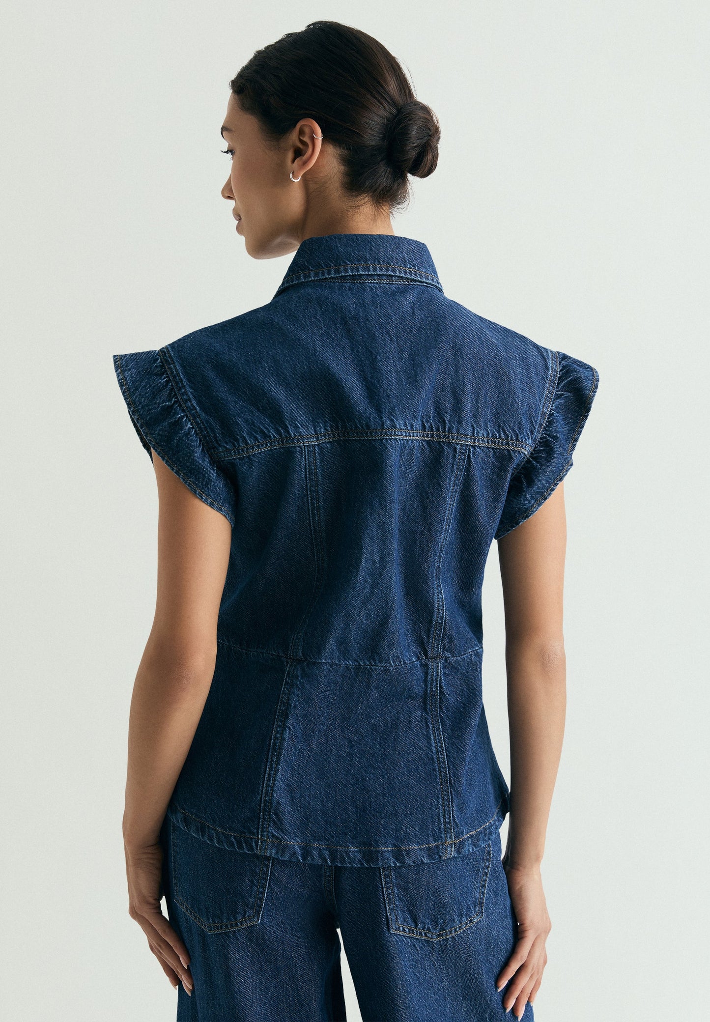CAMISA DENIM CON MANGA VOLANTE