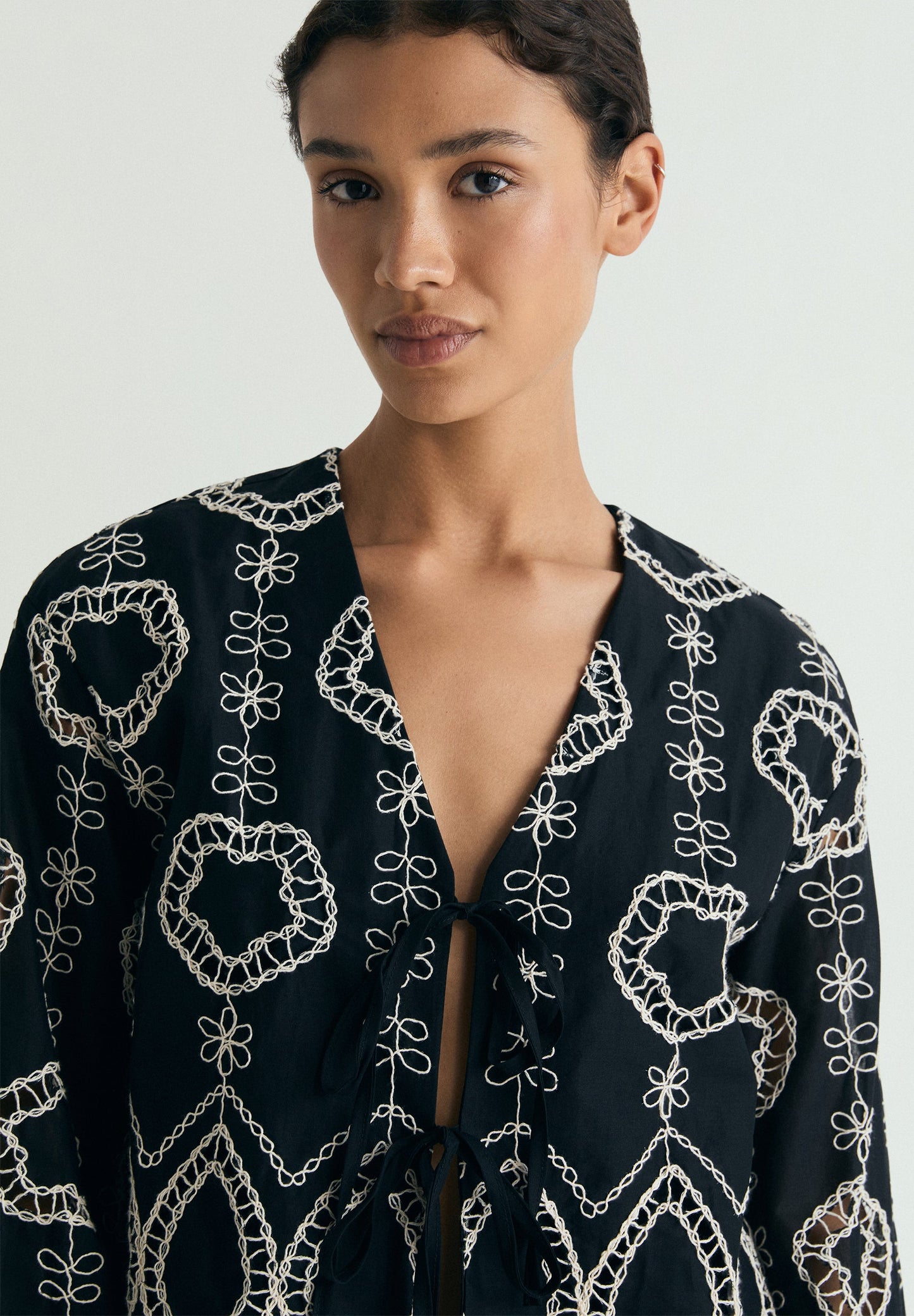CAMISA BORDADOS CONTRASTE