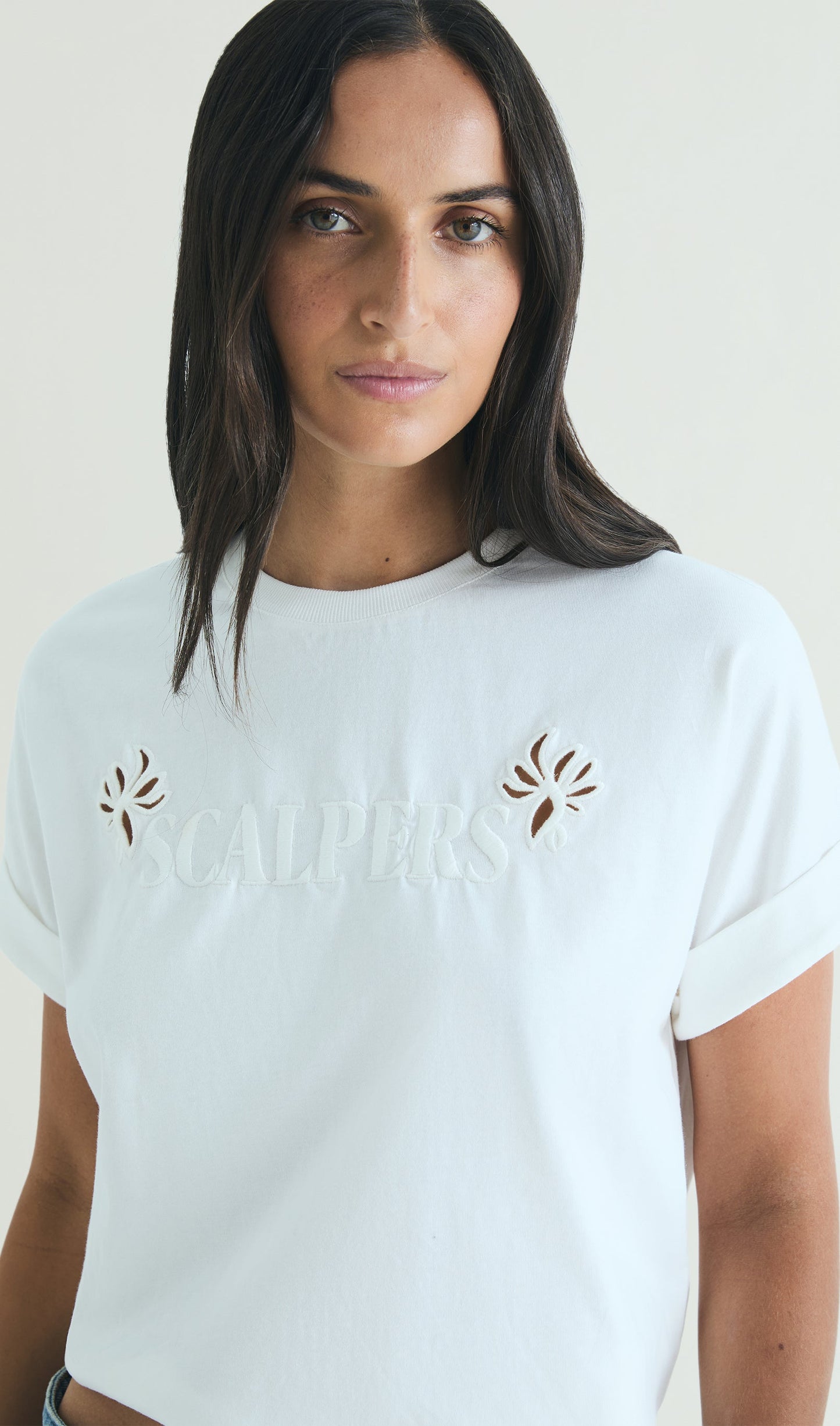 CAMISETA BORDADO CONTRASTE