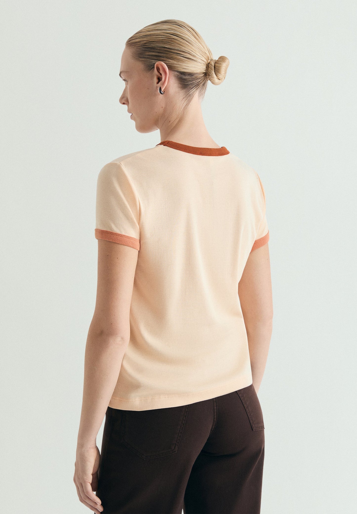 CAMISETA CUELLO CONTRASTE
