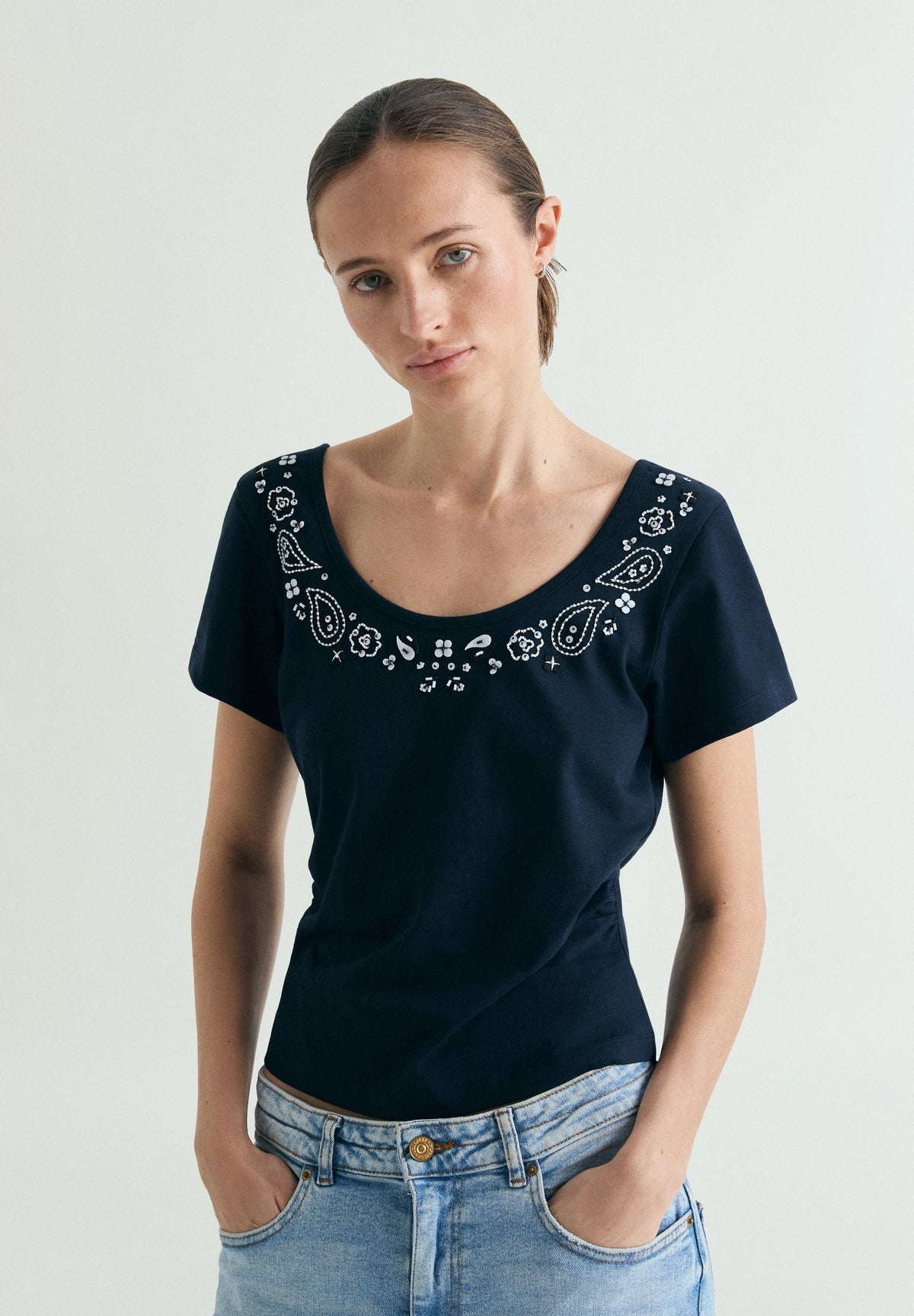 CAMISETA ESCOTE REDONDO ABALORIOS